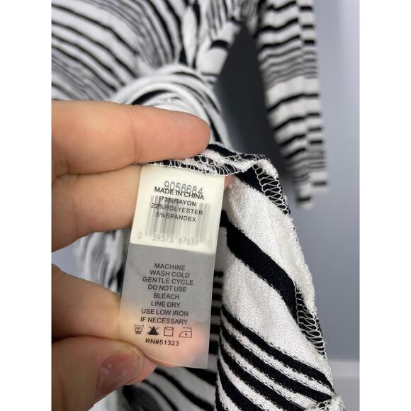 Two by Vince Camuto, Size Medium, Black & White Tunic Top, Asymmetrical Hem, EUC - Picture 3 of 7